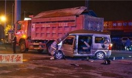 南宁爆料泥头车追尾视频,南宁泥头车追尾事故现场惊险瞬间