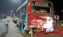 南宁爆料泥头车追尾视频,南宁泥头车追尾事故现场惊险瞬间