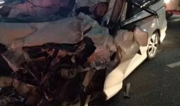 南宁爆料泥头车追尾视频,南宁泥头车追尾事故现场惊险瞬间